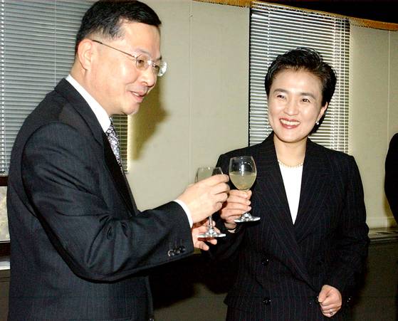 2004년 초 강금실 법무부 장관(오른쪽)과 안대희 중수부장이 신년 교례회에서 건배하고 있다. 중앙포토