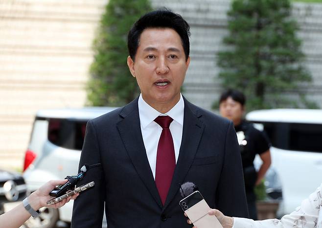 오세훈 서울시장이 10일 오전 서울 서초구 서울중앙지방법원에서 열린 '명태균 여론조사 의혹' 사건 1심 속행 공판에 출석하며 취재진의 질문에 답하고 있다. 사진공동취재단