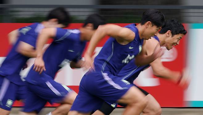 ‘2026 북중미 월드컵’ 대한민국 국가대표팀 첫 경기가 열리는 멕시코 과달라하라 인근 경기장에서 8일 손흥민·황희찬 선수가 훈련을 하고 있다. 대한축구협회(KFA)에 따르면 이번 월드컵은 취재·사진·영상기자를 합해 총 102명의 기자가 현지에서 대표팀을 취재하고 있다. /뉴시스