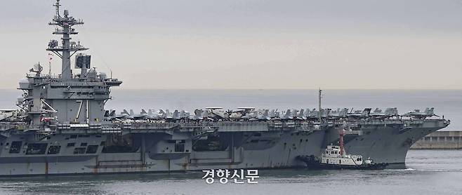 미 해군 제9항모강습단 소속의 ‘시어도어 루즈벨트함’이 2024년 6월 부산작전기지에 들어오고 있다. 해군 제공