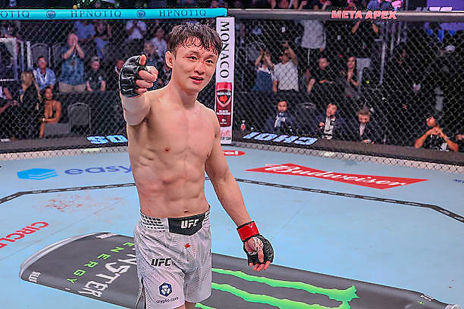 명예의 전당 헌액자 ‘코리안 슈퍼보이’ 최두호가 2026년 5월 미국 네바다주 엔터프라이즈 메타 에이펙스 UFC 파이트 나이트 276 코-메인이벤트 승리 후 기뻐하고 있다. 사진=TKO