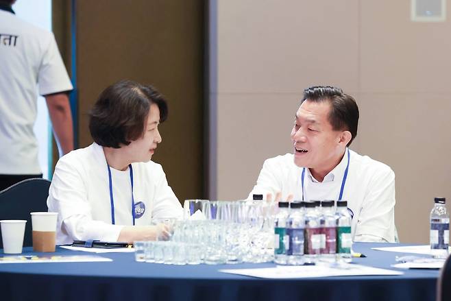 추미해 경기도지사 당선인(왼쪽)과 이재준 수원시장.