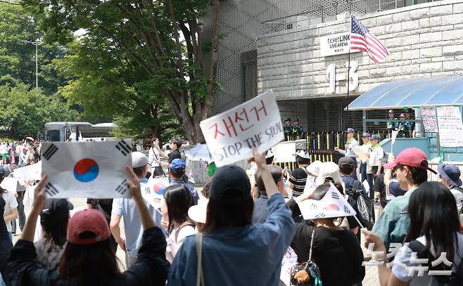 6·3 지방선거 투표용지 부족 사태를 규탄하고 재선거를 요구하는 '잠실 개표소 봉쇄 시위'가 나흘째 이어지고 있는 8일 서울 송파구 올림픽공원 핸드볼경기장 출입구 앞에서 시위 참가자들이 구호를 외치고 있다. 류영주 기자