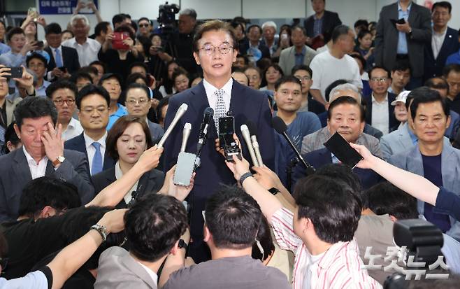 전재수 더불어민주당 부산시장 후보가 4일 새벽 부산 부산진구 선거사무소에서 당선이 확정된 후 소감을 밝히고 있다. 류영주 기자