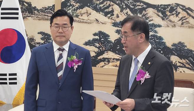 더불어민주당 박찬대 인천시장 당선인과 맹성규 인천시장직 인수위원장(국회의원) 모습. 박창주 기자