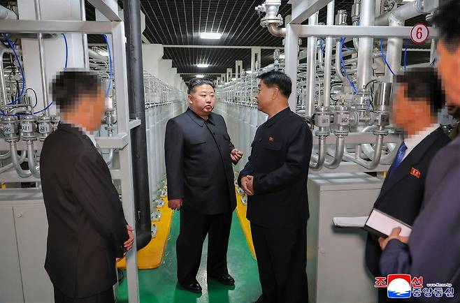 김정은 북한 국무위원장이 지난 3일 새로 가동을 시작한 핵물질 생산시설을 현지지도했다고 조선중앙통신이 4일 보도했다. 조선중앙통신·연합뉴스