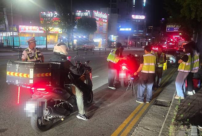 지난 9일 야간 성정동 일원에서 천안시와 천안서북경찰서가 오토바이 배기소음을 측정하며 합동단속을 벌이고 있다. ⓒ천안시 제공