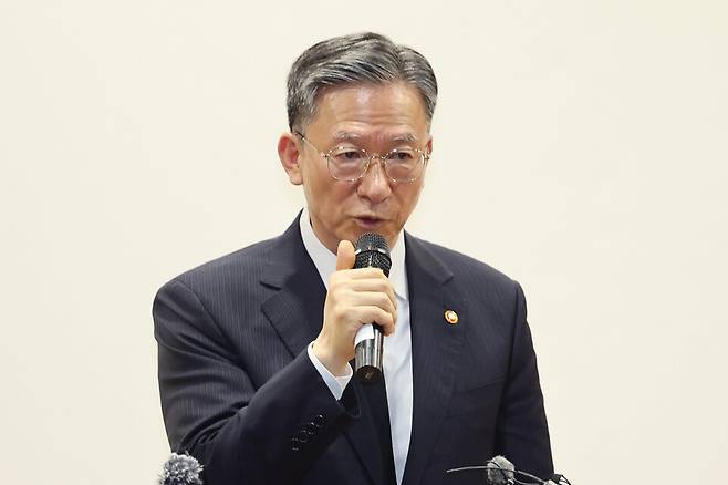 정성호 법무부 장관(사법연수원 18기)이 지난달 15일 광주 북구 운정동 국립5·18민주묘지를 찾아 참배한 뒤 발언하고 있다. ⓒ연합뉴스
