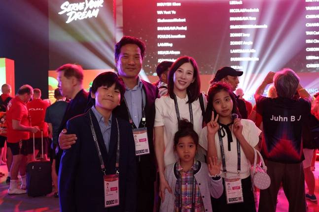 이태성 대한탁구협회 회장과 부인 채문선 전 대한탁구협회 부회장이 자녀들인 기철, 래은, 보은 3남매와 함께 XIOM 2026 강릉세계마스터즈탁구선수권대회 현장을 찾았다. /사진=XIOM 2026 강릉세계마스터즈탁구선수권대회 조직위 제공