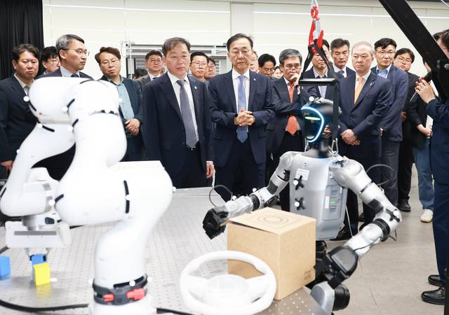 11일 전북대학교에서 열린 AI 건설‧로봇 혁신센터 설립을 위한 업무협약식을 마친 뒤 김윤덕 국토부 장관과 노홍석 전북도 행정부지사 등이 전북대 피지컬AI 실증랩을 방문해 시연장면을 참관하고 있다. /전북도 제공
