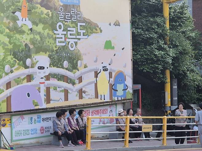 아이들로 가득했던 초등학교 앞에 어르신들만 옹기종기 모여있다. <홍준기 기자>