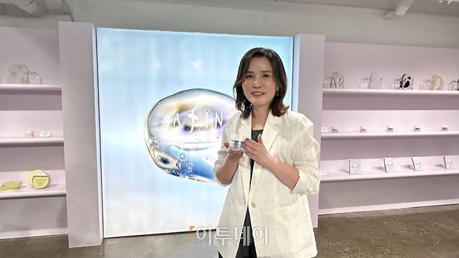 11일 서울 성수동 사핀 론칭 팝업스토어에서 김진숙 실 대표가 사핀 제품을 들고 포즈를 취하고 있다.(사진=연희진 기자)