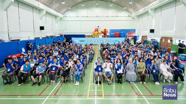 10일 경기도 광명시 광명장애인종합복지관에서 진행된 공연 관람 및 체육활동 봉사에 참여한 기획예산처 박홍근 장관과 행복공감봉사단 박하선 단장, 봉사단원, 장애인 참가자들이 단체 사진을 찍고 있다. ⓒ행복공감봉사단