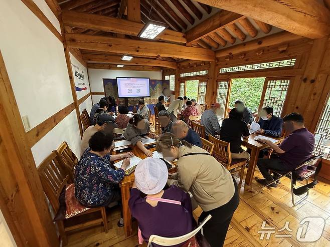 10일 서울 종로구 무계원에서 열린 품위사 교육 '나의 장례를 부탁해'에서 참석자들이 장례 방식과 사전 준비 절차에 관한 설명을 듣고 있다. 2026.6.10/뉴스1 ⓒ News1 이비슬 기자