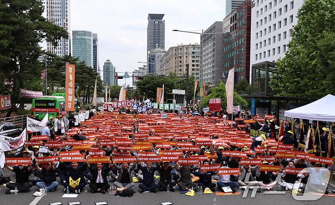 전국에서 모인 소상공인들이 9일 오후 서울 여의도 국회 앞에서 열린 '생존권 사수와 고용정책 대전환 촉구 범소상공인 결의대회'에서 최저임금 구분 적용과 주휴수당 폐지, 대형마트 새벽배송 허용 철회 등을 촉구하며 구호를 외치고 있다. 2026.6.9 ⓒ 뉴스1 구윤성 기자