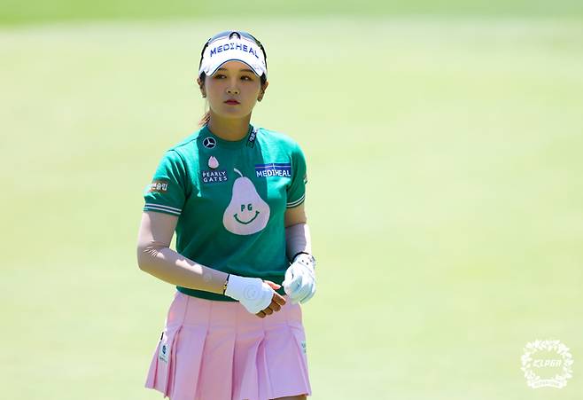 박현경이 6일 성문안 컨트리클럽에서 열린 KLPGA 투어 셀트리온 퀸즈 마스터즈 2라운드 3번 홀에서 그린을 바라보고 있다. 사진 | KLPGA