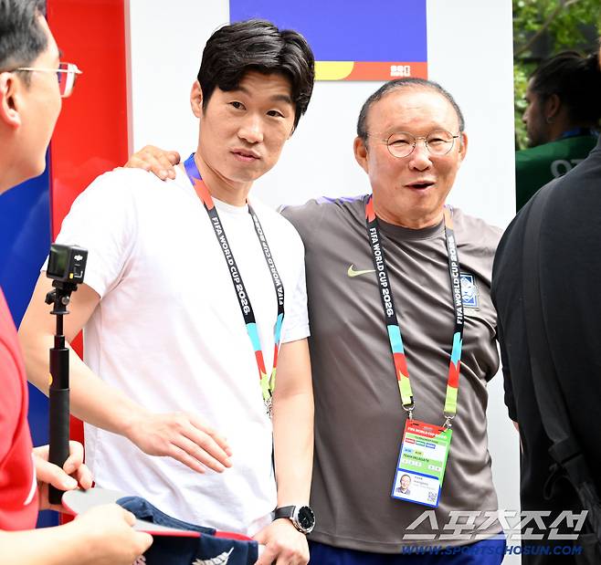11일(한국시각) 멕시코 과달라하라 인근 사포판 월드컵대표팀 베이스캠프 훈련장 치바스 베르데 바예에서 진행된 대한민국 월드컵 대표팀의 공식 훈련. 훈련장을 찾은 박지성 해설위원이 박항서 대한축구협회 월드컵 지원단장과 인사를 나누고 있다. 사포판(멕시코)=허상욱 기자wook@sportschosun.com/2026.06.09/