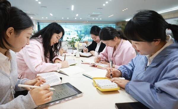 신천지예수교회 빌립지파 청년들이 성경 공부를 하는 모습/사진제공=신천지예수교회.