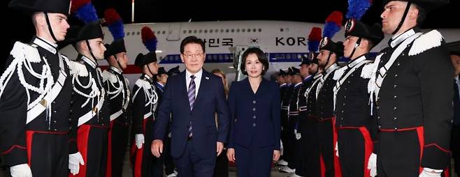 이탈리아를 국빈 방문한 이재명 대통령과 김혜경 여사가 10일(현지시간) 로마 피우미치노 국제공항에 도착한 공군 1호기에서 내려 이동하고 있다. 2026.6.11 연합뉴스