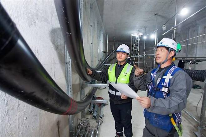 LS전선 직원이 500kV급 HVDC 케이블이 투입되는 '동해안-신가평' 시공 현장을 점검하고 있다. LS전선