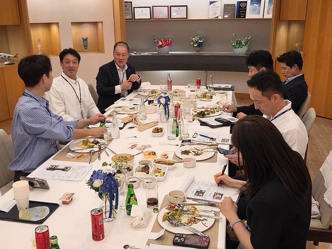 지난 10일 열린 파라타항공의 기내식 시식회. 10여명의 관계자들이 모여 오는 7월부터 제공될 기내식을 맛보고 있다. /한예나 기자