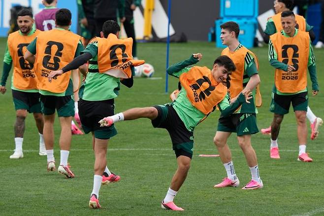 훈련 중인 멕시코 축구대표팀. ⓒ AP=뉴시스