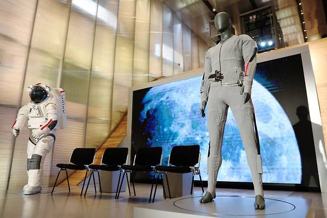 프라다와 액시엄 스페이스가 협업해 제작한 미 항공우주국(NASA) 우주비행사 이너웨어. /사진=로이터 연합뉴스, 전자신문