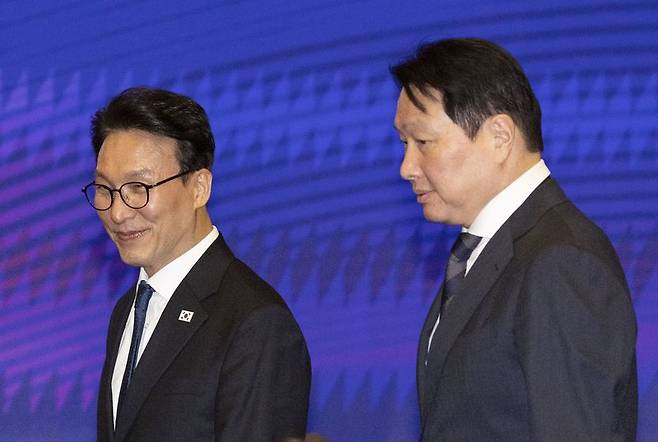 김민석 국무총리와 최태원 대한상공회의소 회장이 지난 3월 23일 서울 중구 대한상공회의소에서 열린 K-국정설명회에서 참석하기 위해 이동하고 있다. /사진=뉴스1