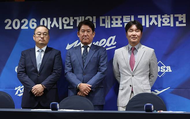11일 서울 중구 프레스센터에서 열린 2026 아이치·나고야아시안게임 야구 국가대표팀 최종 명단 공개 기자회견에서 차명주 대한야구소프트볼협회 경기력향상위원장(왼쪽부터), KBO 조계현 전력강화위원장, 류지현 대표팀 감독이 포즈를 취하고 있다. 연합뉴스