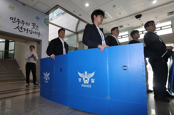 경찰 관계자들이 11일 경기 과천시 중앙선거관리위원회에서 6·3 지방선거 투표용지 부족 사태 관련 압수수색을 하고 있다. 연합뉴스