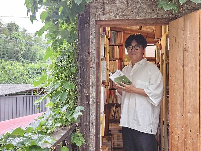 집이자 출판사에서 최근 발간한 ‘농업 고수’를 손에 들고 있는 전광진 대표. 전광진 제공