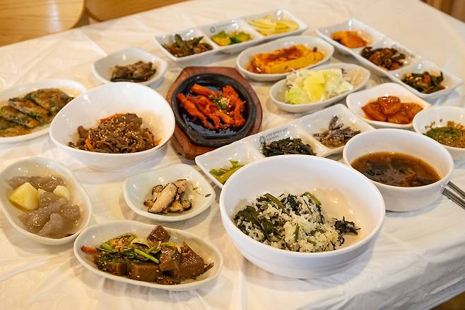 아우라지역이 자리한 정선 여량면의 터줏대감 '옥산장'의 곤드레 한정식. 남도 정식 못지않게 푸짐하다.