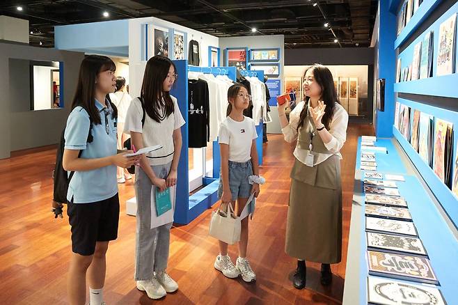 ‘글씨상점’을 기획한 최수지(맨 오른쪽) 학예사가 소중 학생기자단에게 영화 포스터, 책 표지, 음반과 뮤직비디오, 문자도 등을 통해 시대별로 글씨의 형태와 회화적 확장을 보여주는 ‘개성편집숍: 태’를 소개했다.