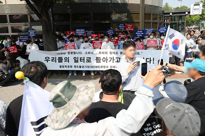 6·3 지방선거 투표용지 부족 사태로 빚어진 ‘잠실 개표소 봉쇄 시위’가 이어지고 있는 11일 서울 송파구 올림픽공원 핸드볼경기장 앞에서 체육단체들이 업무 정상화 호소문 발표 기자회견을 하고 있다. 연합뉴스