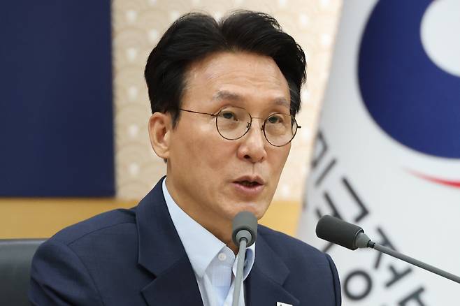 김민석 국무총리가 11일 정부세종청사 국무회의장에서 국민 참정권 침해 문제 관련 관계장관회의를 주재하고 있다. 연합뉴스