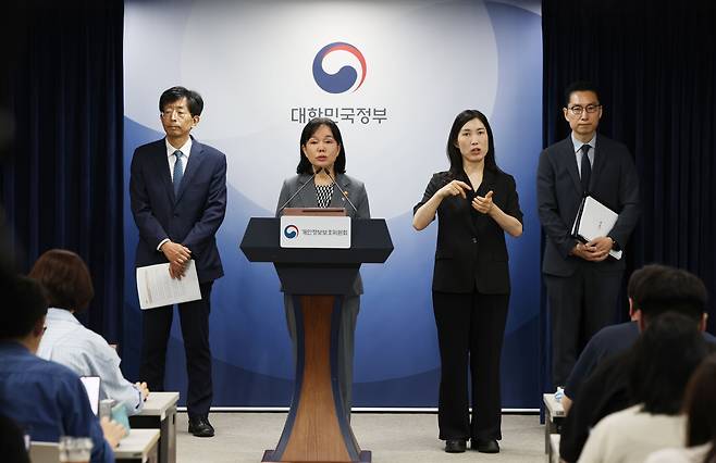 Song Kyung-hee, the chairperson of the Personal Information Protection Commission, speaks during a briefing about the state probe into Coupang's data leak at the central government complex in Jongno District, central Seoul, on June 11. YONHAP