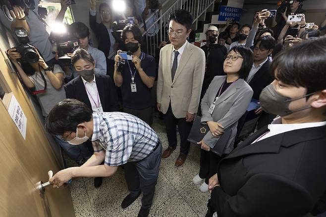 서울동부지방법원이 6·3 지방선거 당시 서울 송파구 잠실7동 제2투표소였던 아파트 노인정에서 현장 검증을 하는 모습. / 사진 = 연합뉴스