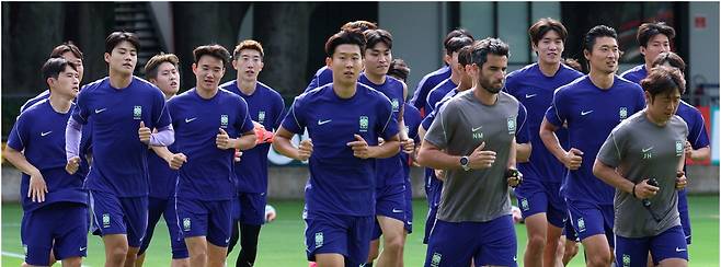 EPL 득점왕 … 우린 손흥민 보유한 팀이야
2026 북중미 월드컵 한국과 체코의 조별리그 1차전을 하루 앞둔 11일(한국시간) 한국대표팀 선수들이 몸을 풀고 있다. 연합뉴스