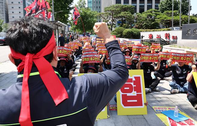 (서울=뉴스1) 최지환 기자 = 레미콘운송노조 노조원들이 9일 서울 강남구 건설회관 앞에서 열린 '건설사의 불공정거래 철폐 촉구 총력 투쟁대회'에서 구호를 외치고 있다. 2026.6.9/뉴스1 Copyright (C) 뉴스1. All rights reserved. 무단 전재 및 재배포, AI학습 이용 금지. /사진=(서울=뉴스1) 최지환 기자