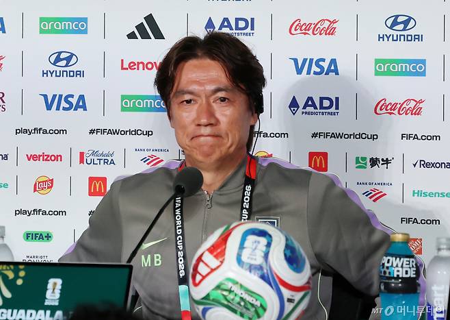 사령탑으로서 두 번째 월드컵에 나서는 홍명보 대한민국 축구 대표팀 감독이 체코와의 2026 국제축구연맹(FIFA) 북중미 월드컵 첫 경기를 앞두고 "모든 준비는 끝났다"며 자신감을 드러냈다. 사진은 홍명보 감독이 10일(현지 시간) 멕시코 과달라하라 스타디움에서 대한민국 축구대표팀 공식 기자회견을 하는 모습. /사진=뉴스1