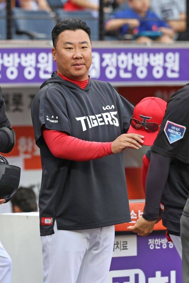 KIA 타이거즈 이범호 감독이 10일 대전한화생명볼파크에서 열린 한화 이글스와의 원정경기 전 그라운드에 나와있다./KIA 타이거즈 제공