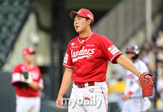 2026년 6월 9일 오후 서울 잠실구장에서 열린 '2026 신한 SOL KBO리그' SSG 랜더스와 LG 트윈스의 경기. SSG 선발투수 김민준이 2회말 5실점 한 뒤 당황하고 있다./마이데일리