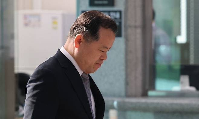 위철환 중앙선거관리위원장 직무대행이 11일 검경 합동수사본부 등의 6ㆍ3 지방선거 투표지 부족사태 관련 압수수색이 진행되는 가운데 경기도 과천시 중앙선거관리위원회로 들어가고 있다. 연합뉴스