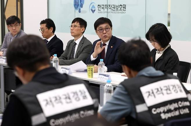 최휘영 문체부 장관이 지난 5월 11일 한국소비자보호원을 방문해 콘텐츠 불법 유통사이트 ‘긴급차단’ 제도 시행을 점검하고 있다. 사진 제공=문체부
