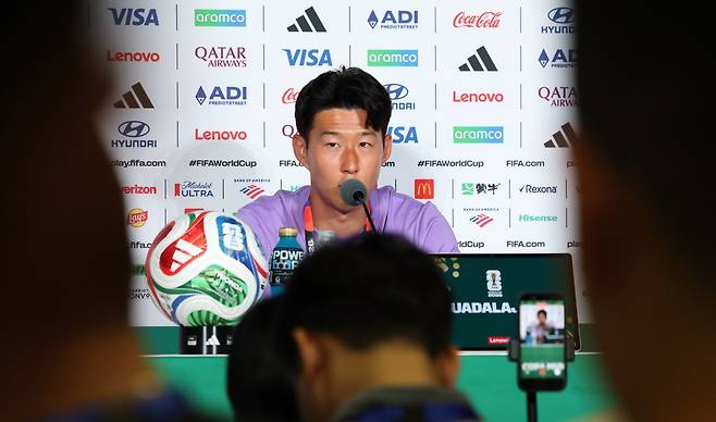 축구국가대표팀 주장 손흥민이 체코와 2026북중미월드컵 조별리그 A조 1차전을 하루 앞둔 11일(한국시간) 과달라하라 스타디움에서 열린 기자회견에서 취재진 질문에 답변하고 있다. 과달라하라|뉴시스