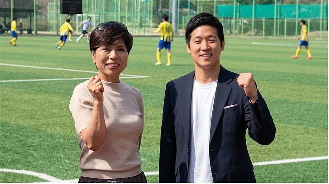 ▲ 김영자 양구군 축구협회 회장과 김학인 리본코퍼레이션랩 대표(왼쪽부터). ⓒ리본코퍼레이션랩