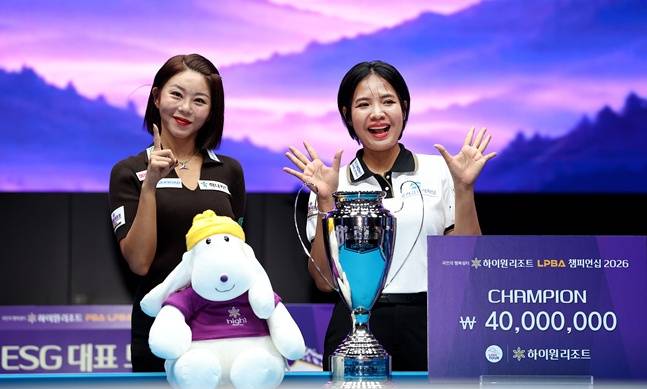 스롱 피아비(오른쪽)가 10일 강원도 정선군 하이원리조트 그랜드호텔 컨벤션타워에서 열린 프로당구 2026-2027시즌 2차 투어 '국민의 행복쉼터 하이원리조트 PBA-LPBA 챔피언십' LPBA 우승을 차지한 뒤 준우승자 김가영과 기념촬영을 하고 있다. /사진=PBA 투어 제공