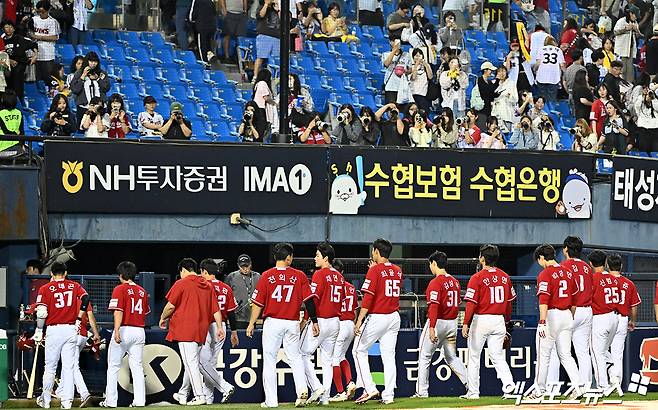 10일 오후 서울 송파구 잠실야구장에서 열린 '2026 신한 SOL Bank KBO리그' SSG 랜더스와 LG 트윈스의 경기, LG가 오스틴의 멀티홈런에 힘입어 SSG에 8:6으로 승리했다. 경기종료 후 SSG 선수들이 그라운드를 빠져나가고 있다. 잠실, 김한준 기자