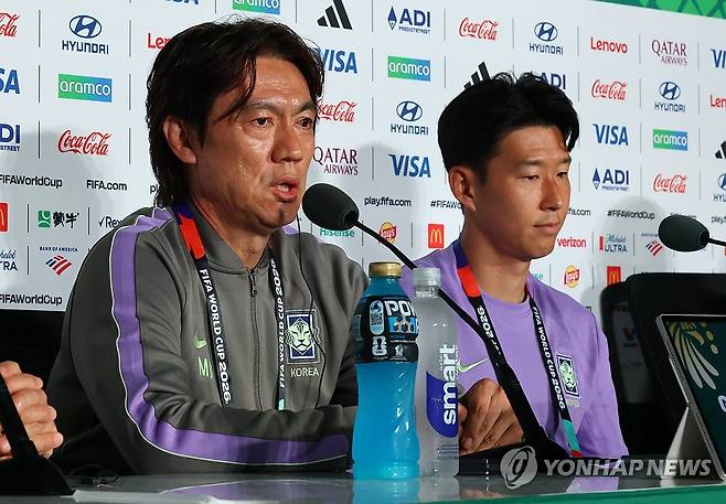 질문에 답하는 홍명보 감독 (과달라하라=연합뉴스) 최재구 기자 = 2026 피파 월드컵에 출전한 한국축구국가대표팀의 홍명보 감독이 체코와의 경기를 하루 앞둔 10일(현지시간) 멕시코 과달라하라 스타디움에서 열린 공식 기자회견에 손흥민과 함께 참석해 기자의 질문에 답하고 있다 2026.6.11 jjaeck9@yna.co.kr
