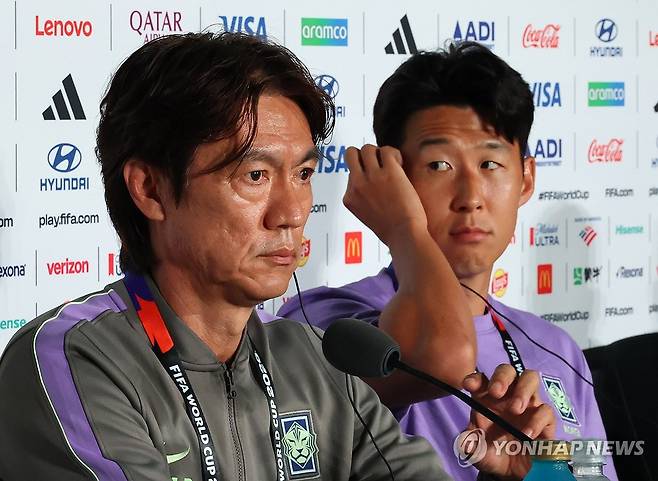 기자회견 준비하는 홍명보 감독과 손흥민 (과달라하라=연합뉴스) 최재구 기자 = 2026 피파 월드컵에 출전한 한국축구국가대표팀의 홍명보 감독이 체코와의 경기를 하루 앞둔 10일(현지시간) 멕시코 과달라하라 스타디움에서 열린 공식 기자회견에 손흥민과 참석해 회견을 준비하고 있다 2026.6.11 jjaeck9@yna.co.kr